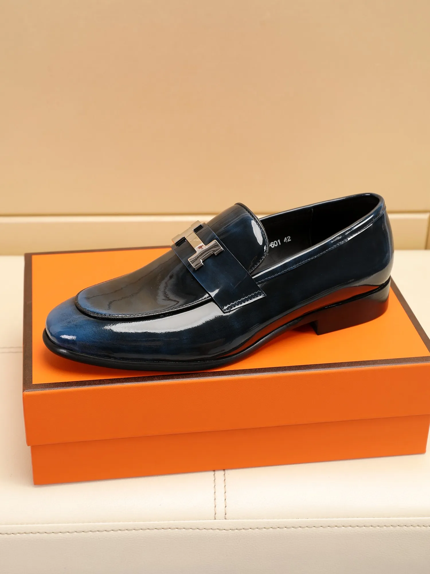 Factory price 460💶[HERMES] (cowhide lining)🍀Italian top luxury🍀He does not pursue novel styles and gorgeous colors, but attracts the favor of successful men with his flawless, elegant and classic style! This very, very comfortable, simple and stable style makes it easy to match any style! The pattern is absolutely 1:1 refined from the original case, and we strive for excellence in materials, imported cowhide + cowhide lining💪💪💪extraordinary texture👍! .Code number: 39 to 44 (38.4546 customized)
